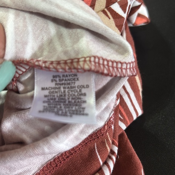 Liz Claiborne Mahogany Palms sleeveless,ruched front,slit hem,stretch, soft - Picture 10 of 11